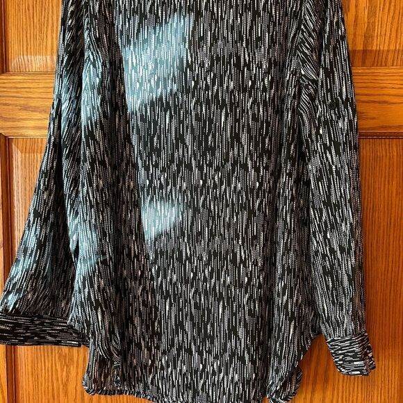 NWT 12W black white patterned long sleeve top v neck hemmed wrists - Picture 2 of 6